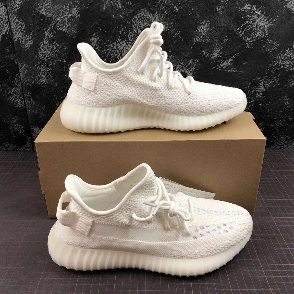 Кроссовки easy. Адидас ИЗИ 350 женские. Adidas Yeezy женские. Yeezy Boost 350 Triple White. Кроссовки адидас ИЗИ.