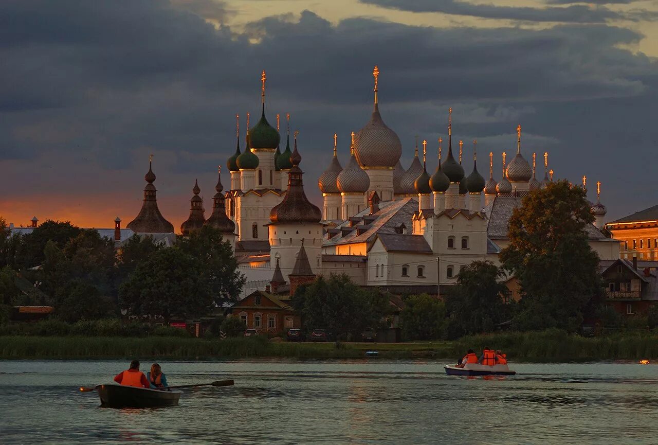 Ростовский Кремль с озера Неро. Озеро Неро в Ростове Великом. Ростов Великий Кремль на озере Неро. Ростов Великий вид с озера Неро. Город душа россии