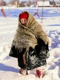 На улице снежок поднял воротничок