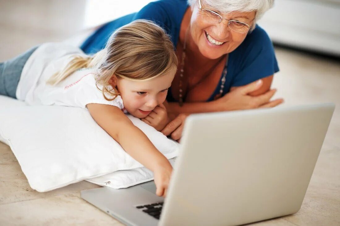 Пожилые люди и дети. Бабушка с ребенком. Бабушка с внуками на прогулке. Дедушка и внук. Бабушка и внук.