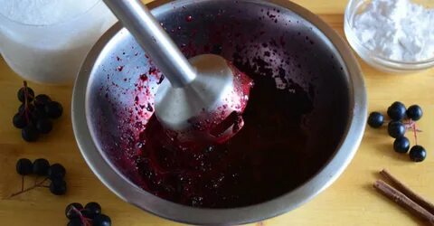Приготовить сок из черноплодной рябины на зиму
