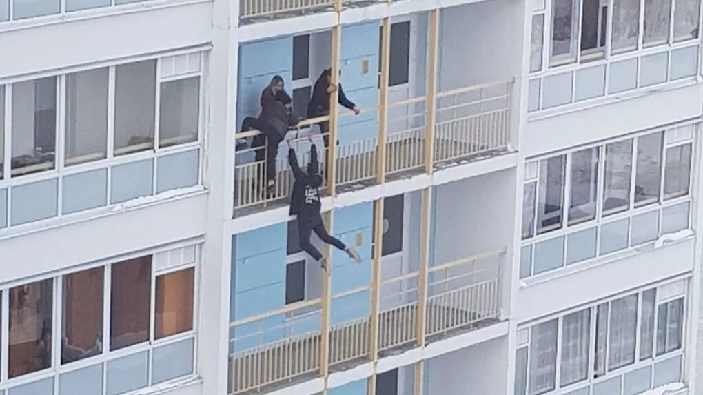 Загорать на лоджии. Мужик на балконе. Балкон для школьника. На балконе занимались. На балконе занимались.