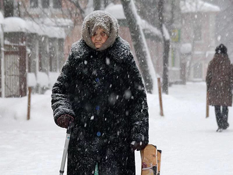 Трудовая жизнь не сгорбила. Старушка зимой. Женщина пожилая зима. Бабушка на улице зимой. Бабушка в зимней одежде зимой.