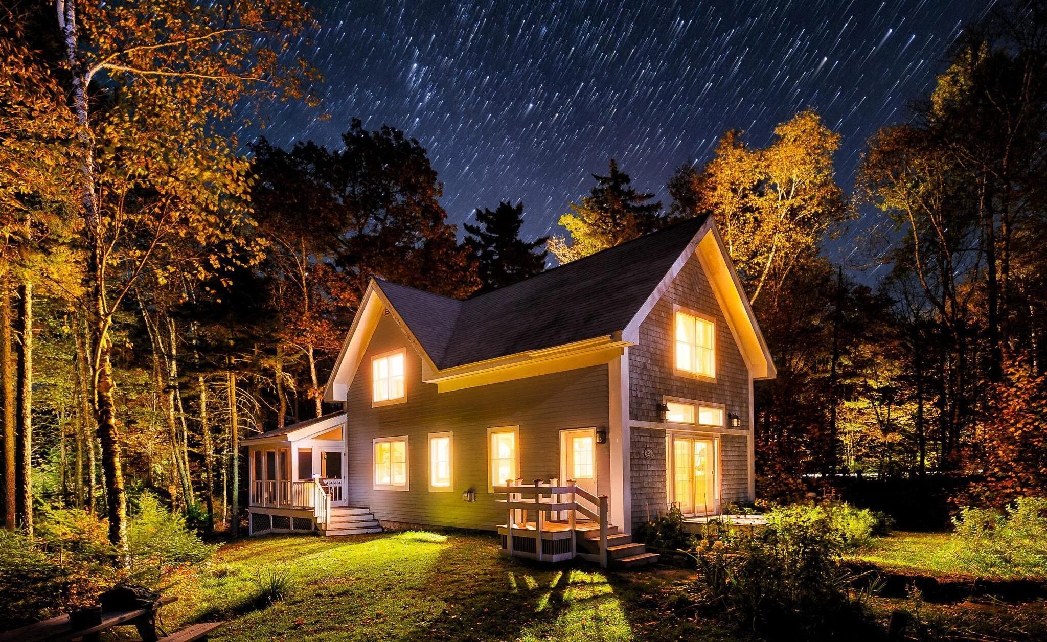 Красивый дом ночью. Домик в лесу. Уютный домик. Дом в лесу ночью. Дом ночью.