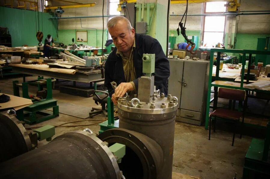 Завод знамя труда на магнитогорской. Работа в санкт-петербурге вакансии. Работник ручного труда в спб. Работа труд спб. Рабочие профессии.