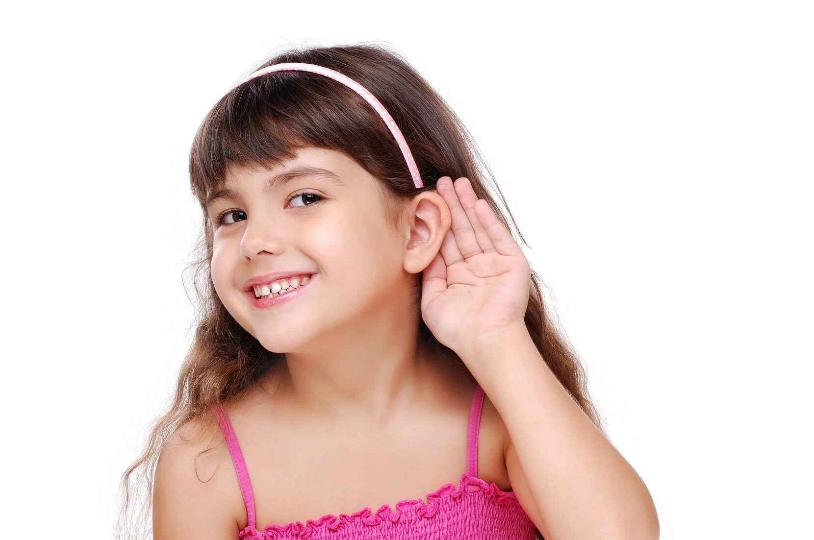 Kid hear them calling me. Девочка слушает. Ребенок слушает. Ребенок подслушивает. Девушка прислушивается.