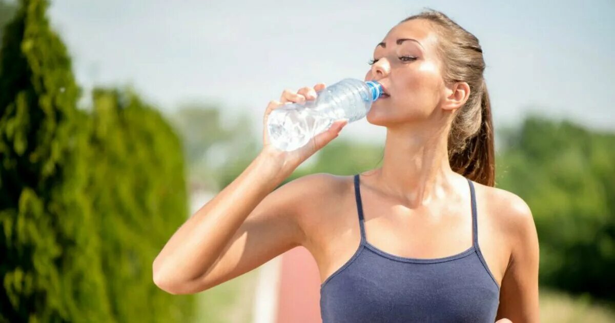 Питьевая вода на улице. Вода на тренировке. Вода после бега. Спортсмен пьет воду. Пить воду.