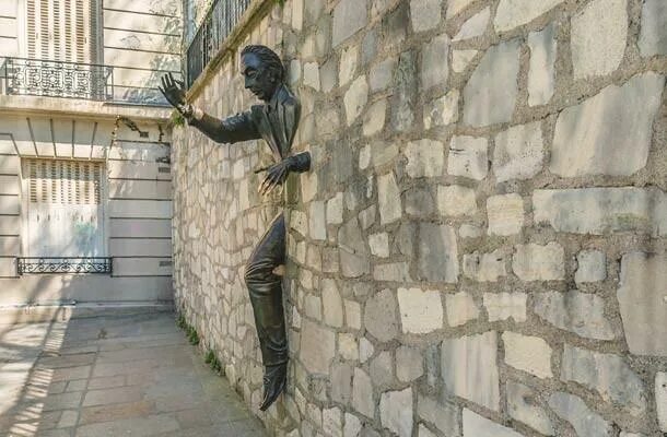 Памятник марселю эме в париже. Человек проходящий сквозь стену памятник в париже. Человек проходящий сквозь стену памятник в париже. Проход сквозь стену. Сквозь стену.