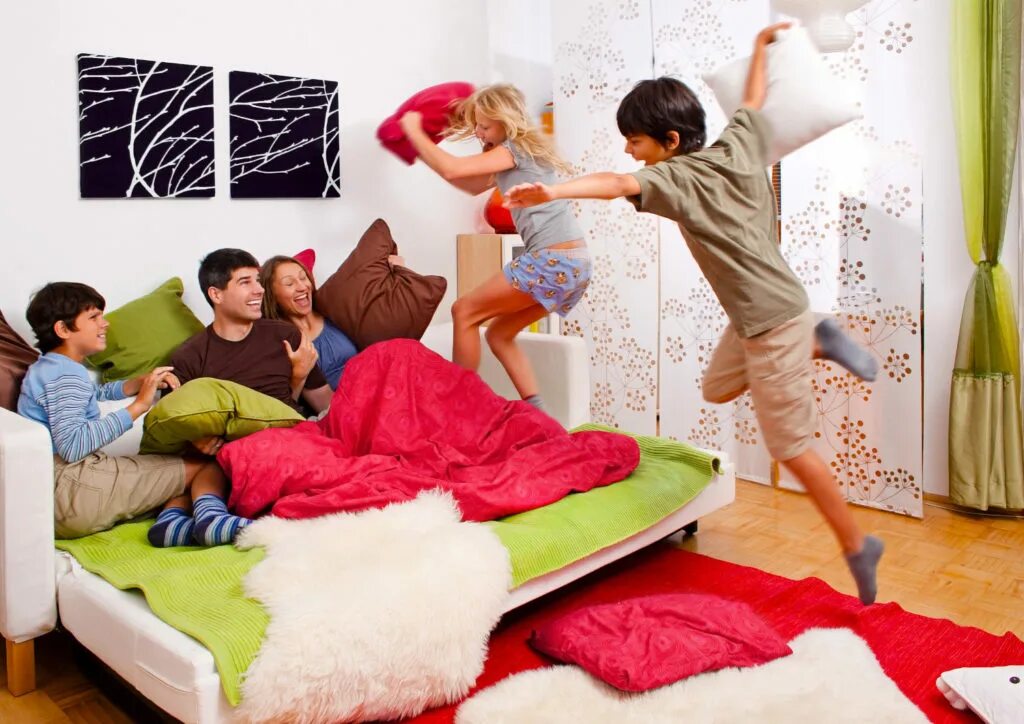 Семья в комнате. Квартира для большой семьи. В комнате несколько человек каждую. Зеркальная комната леонардо давинчи. Много людей в квартире.