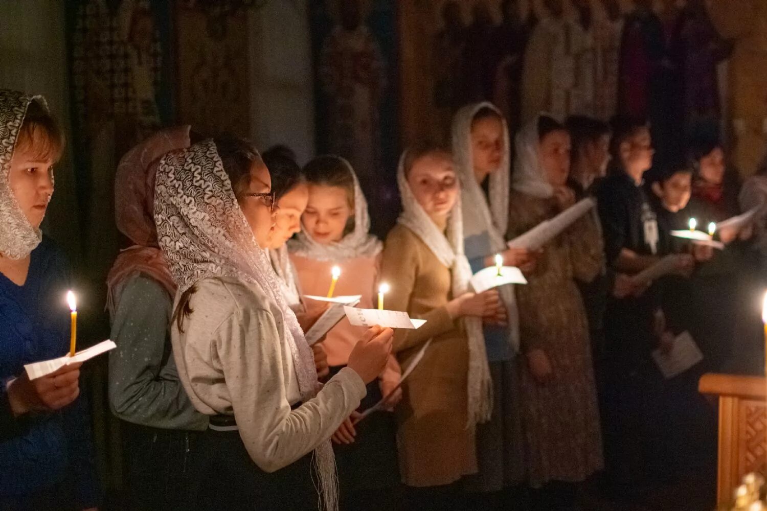 Песнопение праздника. Клирос в храме. Девушка на клиросе. Петь на клиросе. Сочельник богослужение.