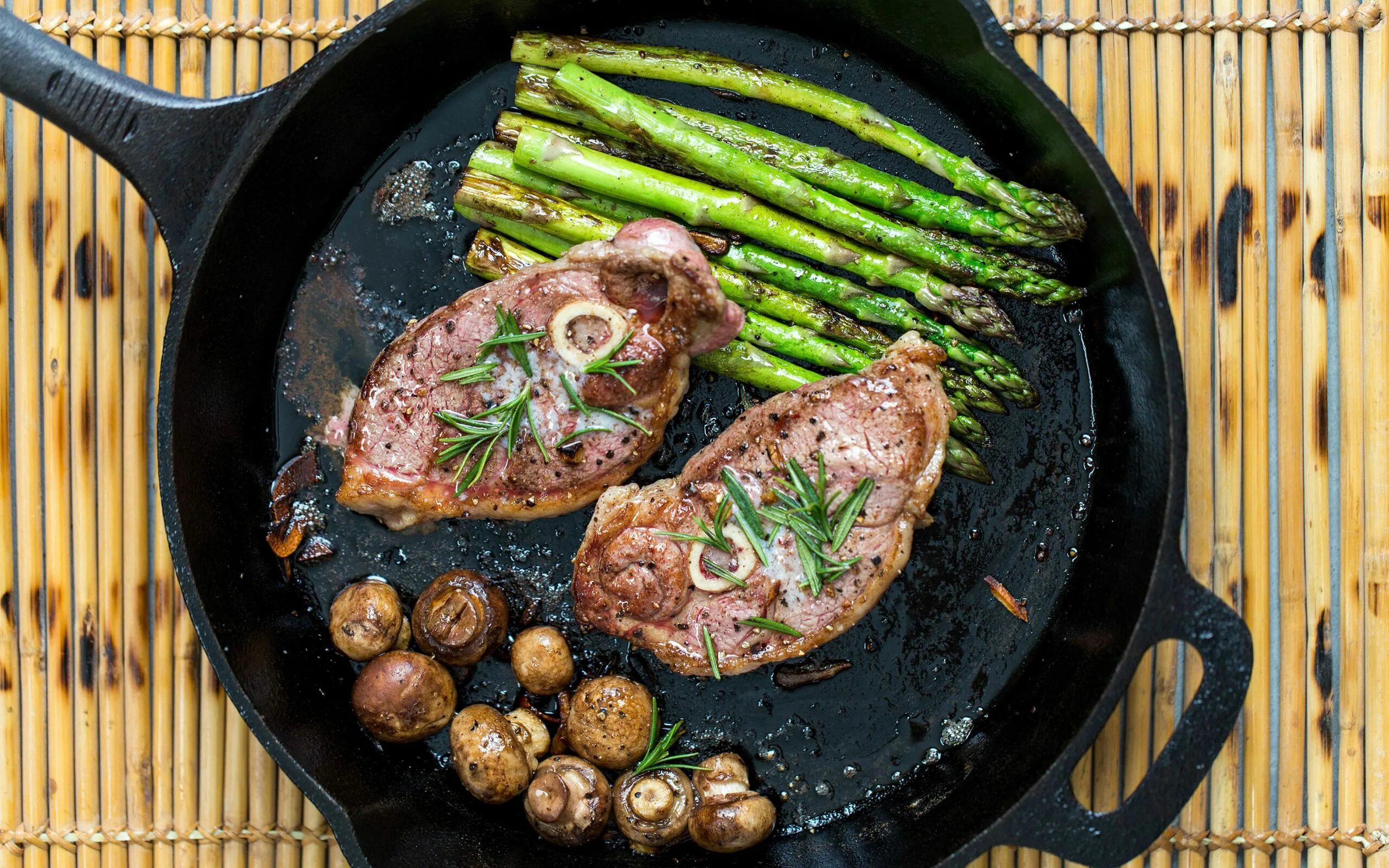 Мясо приготовленное на сковороде рецепт. Жареное мясо. Стейк на сковороде. Жареные блюда. Мясо на сковороде гриль.