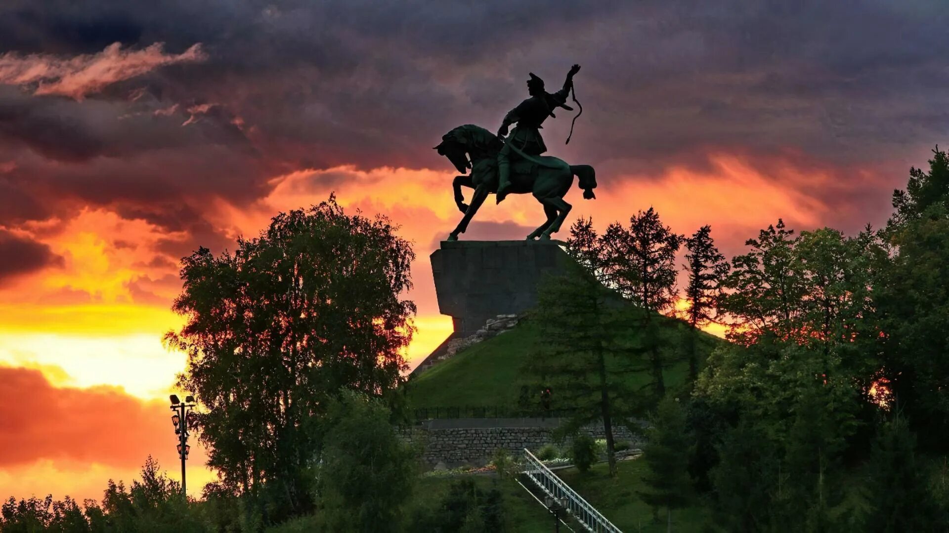 Башкортостан какой. Салават юлаев памятник в уфе. памятник салавату юлаеву. салават юлаев национальный герой башкортостана. башкортостан салават юлаев памятник.