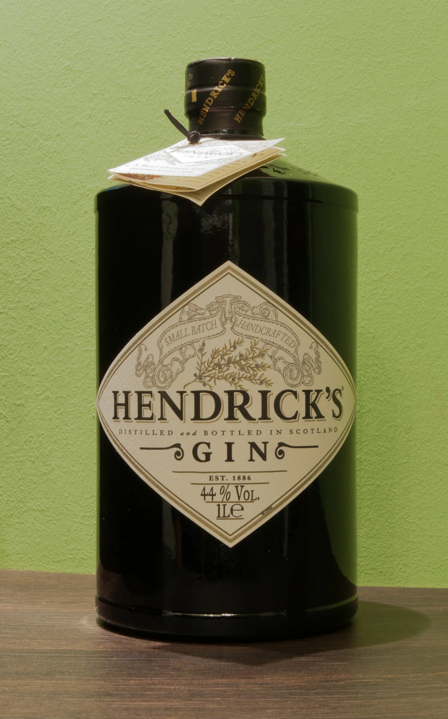 Джин hendrick s. Hendricks Джин. Хендрикс алкоголь. Gin Hendrick's. Hendrick's Gin 1.5 litre.