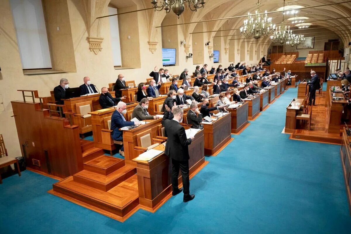 Заседание парламента. Нижняя палата парламента франции. Парламент верхняя. Верхняя палата парламента англии. Здание парламента чехии.