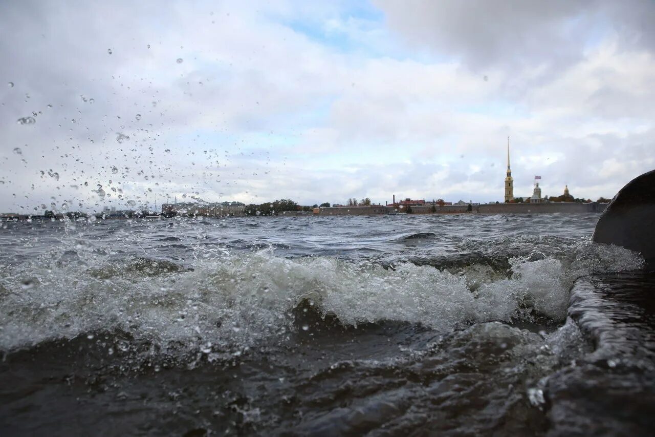 Дождь прекратился ветер меняется и сквозь пелену. Ветер в Петербурге. Финский залив СПБ дождь ливень. Сильный ветер в Питере. Погода в Питере.