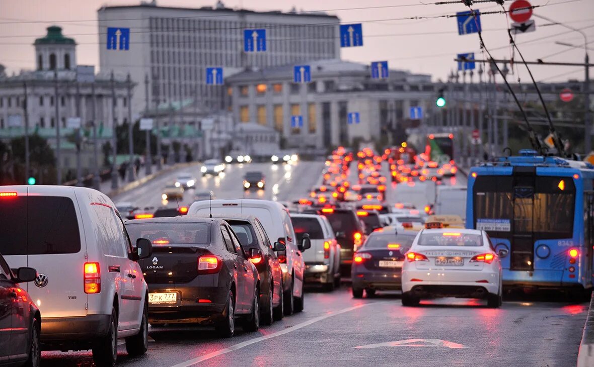 Почему сегодня пробки в москве сейчас. Пробки в городе. Поток машин. Автомобильное движение в России. Пробки в Москве.