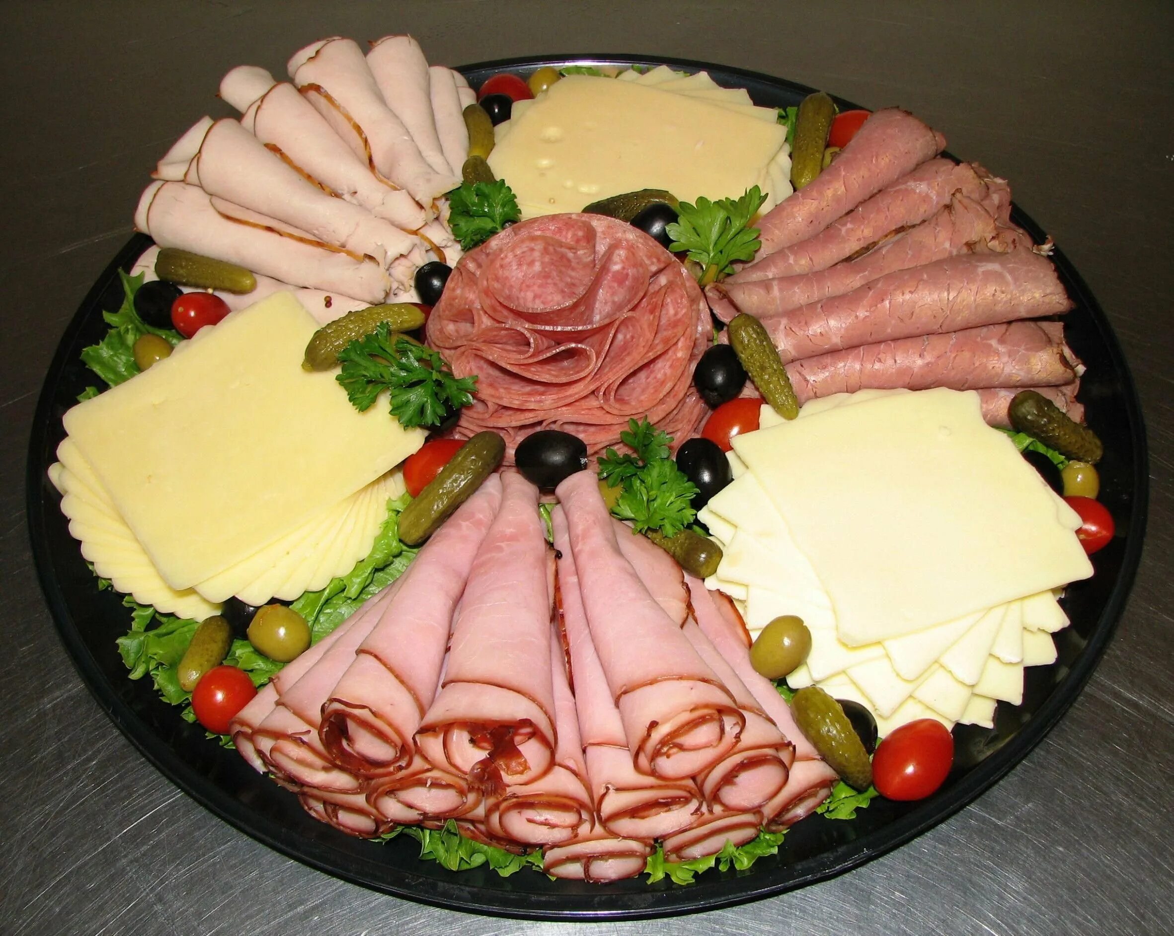 Нарезка видео красивых. Мясная нарезка на праздничный стол. мясная и сырная нарезка. красивая нарезка колбасы. красиво нарезать колбасу.