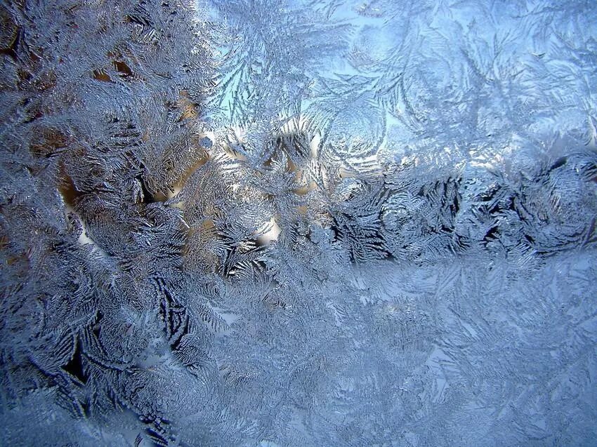 Почему на стекле образуется иней. Зимние узоры на стекле. Морозная зима. Морозные узоры на стекле. Морозные узоры на окне.
