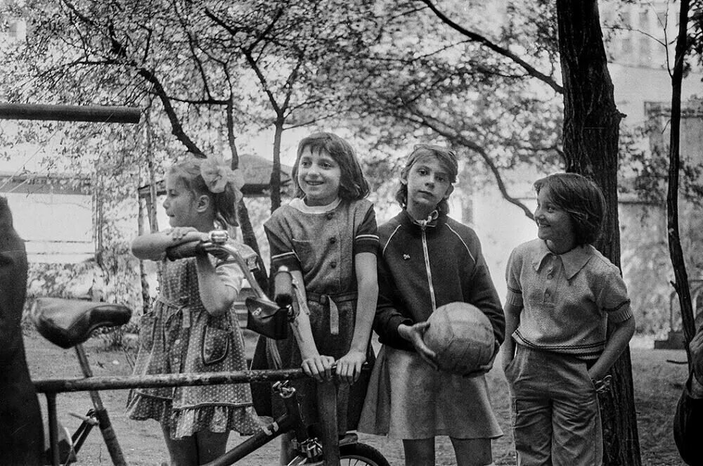 Дворовые люди это. Советское детство. Счастливое советское детство. Советские дети во дворе. Советский двор.