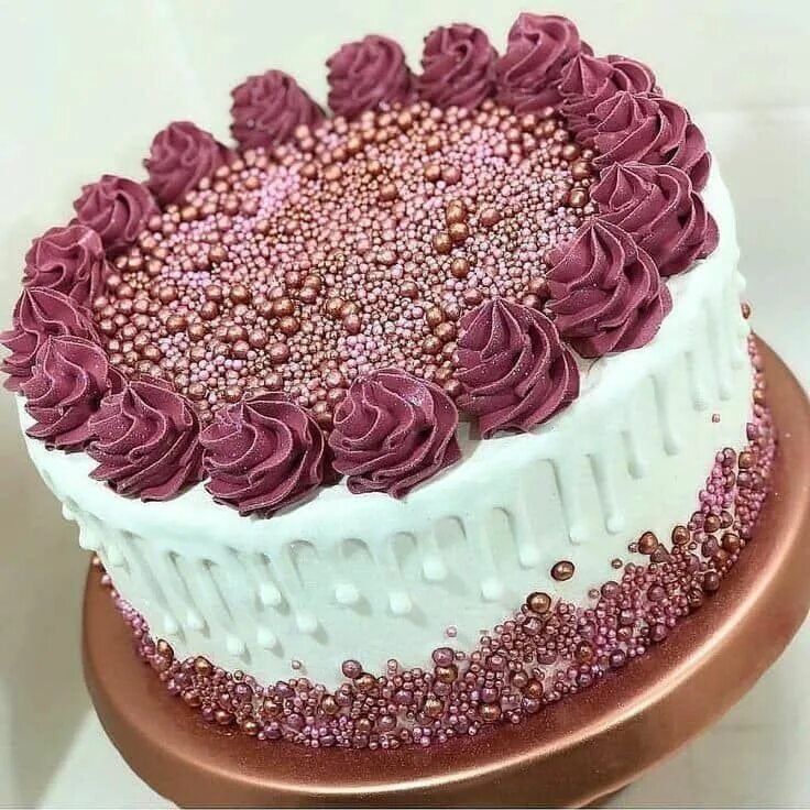 Cake decorating. Украшение торта. Кремовое украшение торта. Торт с кремовым декором. Торт украшенный кремом.