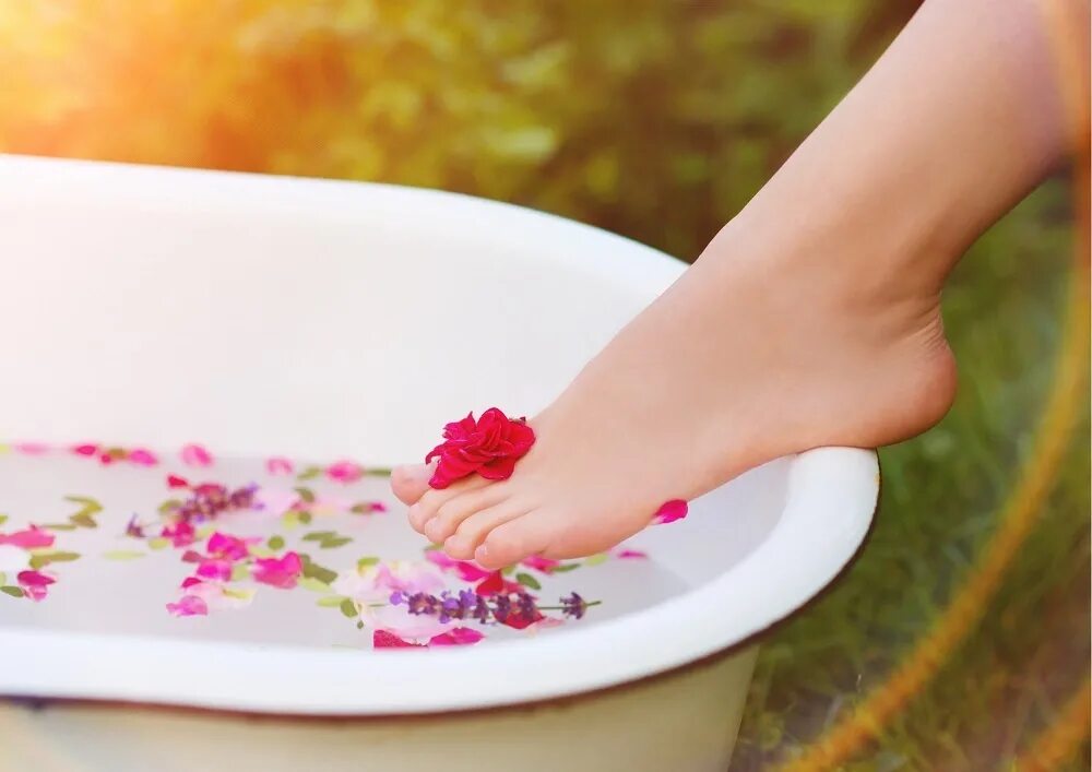 Foot bathing. Ванночка для ног. Ножные ванночки. Ванночка для ног с травами. Ванночки с ромашкой.