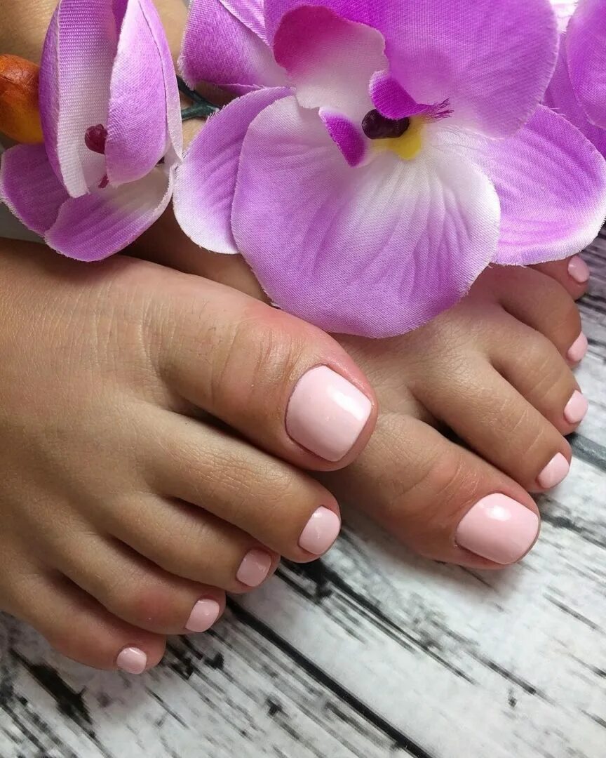 Manicure pedicure. Дэвид Лоу педикюр. Красивый педикюр. Красивые ногти. Ногти педикюр.