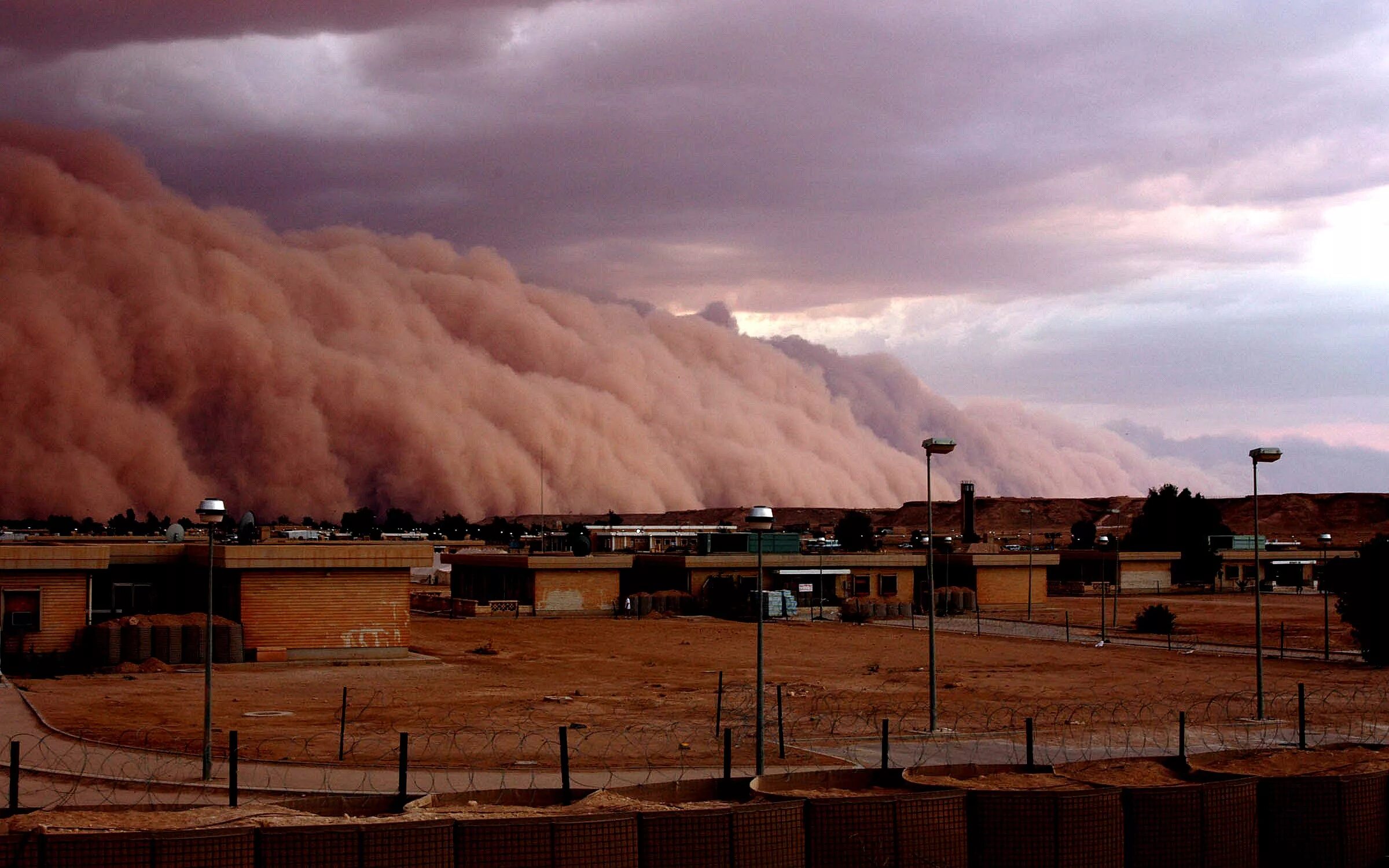 Пыльный город где то. Песчаные и пыльные бури. Самум буря. Песчаная буря в Дубае. Песчаная буря Хабуб.