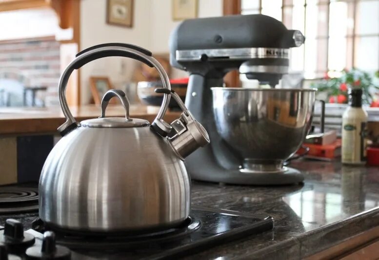 чайник рассела в космосе. чайник для газовой плиты. обнаружь чайник. бертран рассел и фарфоровый чайник. обнаружь чайник.