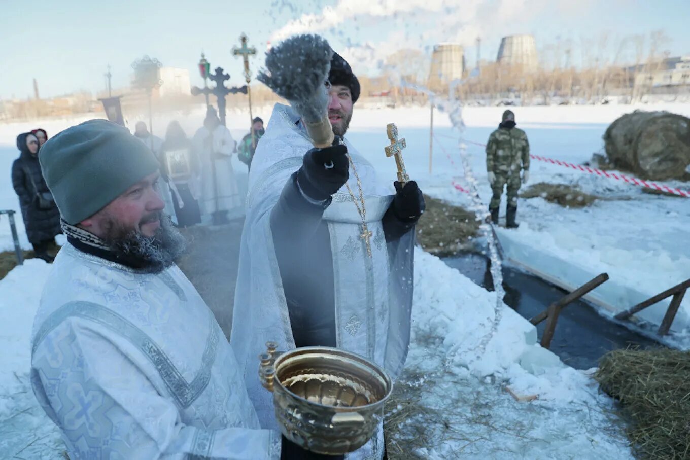 С Крещением Господним 19 января. Празднование крещения. Крещение в России. Крещенские купания.