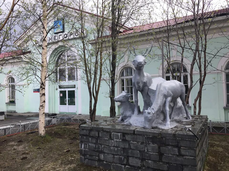 Станция Оленья в Оленегорске. Оленегорск памятник вокзал. Оленегорск Мурманская область вокзал. Железнодорожная станция Оленегорск. Жд вокзал оленегорск