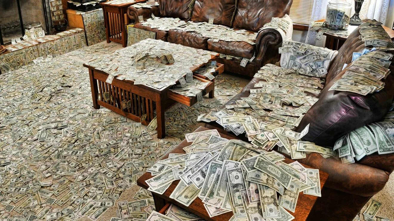 Дизайн домов много денег. Комната с деньгами. Куча денег в комнате. Стол заваленный деньгами. Комната заваленная деньгами.