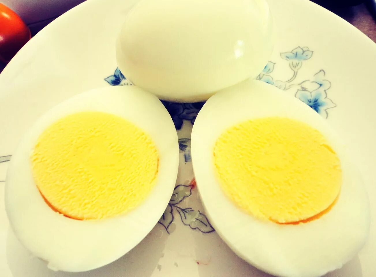 Яйца всмятку в мешочек и вкрутую. Яйца вкрутую. Яйцо в крутую. Яйцо вареное вкрутую. Сон яйцо вареное к чему снится