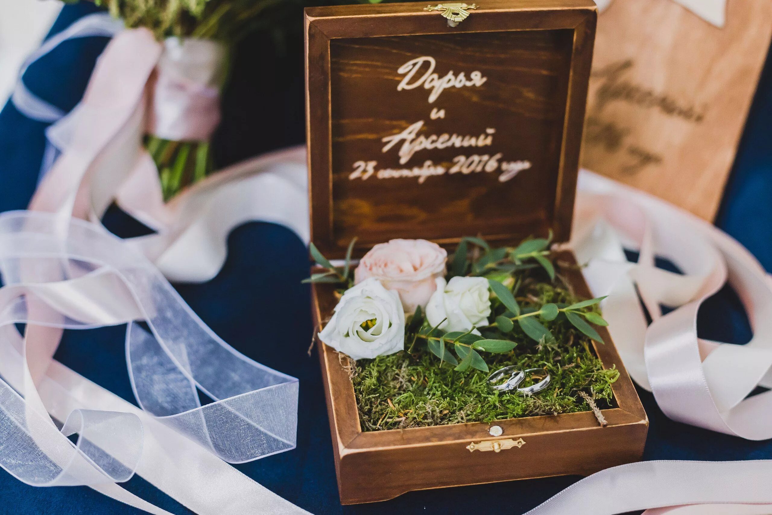 Коробочка для колец на свадьбу. Кольцо в коробочке с цветами. Деревянная шкатулка для обручальных колец. Кружевная коробочка для колец. Шкатулка для колец.