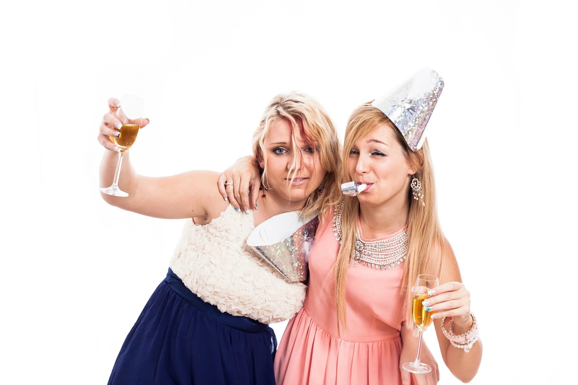 Вино с подругой. Две женщины за столом. Две подруги бухают. Девушка пьет. Две подруги бухают.