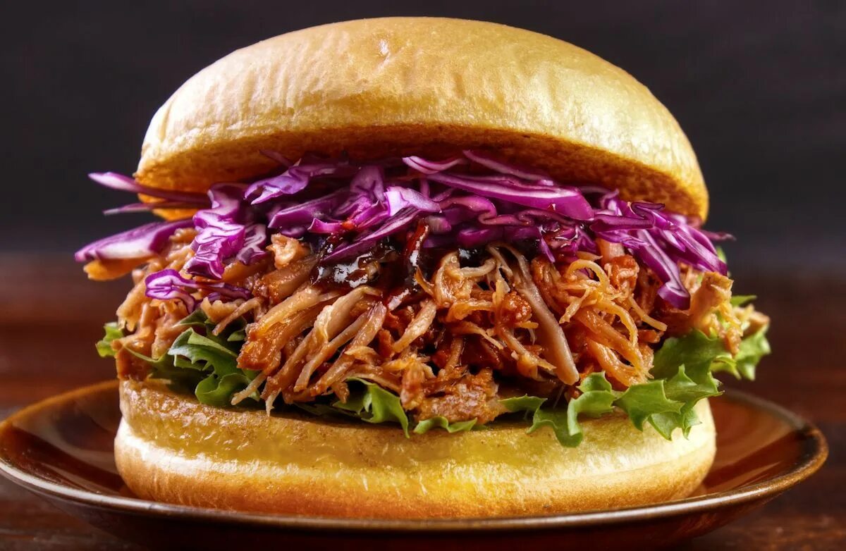 Pulled the better. Бургер pulled pork. бургер с рваной свининой и коул слоу. пулд порк это. гамбургер с коул слоу.