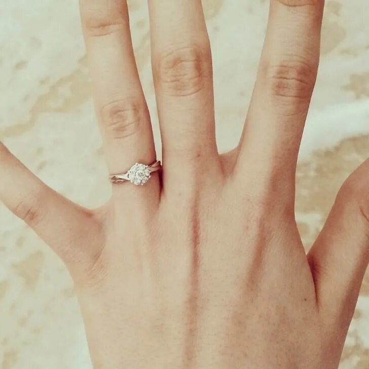 10 предложений руки. Кольцо на руке девушки. Красивое кольцо на пальце. Рука с кольцом на безымянном пальце. Красивые кольца на руке.