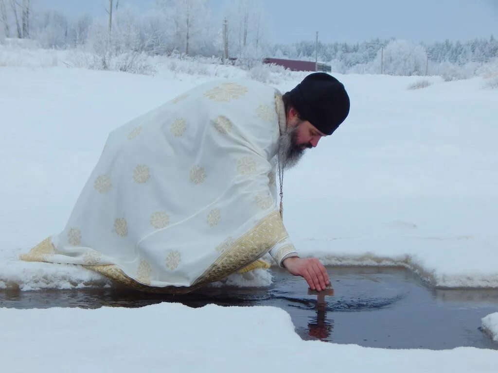 Освятить воду в домашних. Крещение 2021. Освящение воды. Освящение воды на крещение. Великое освящение воды на крещение.