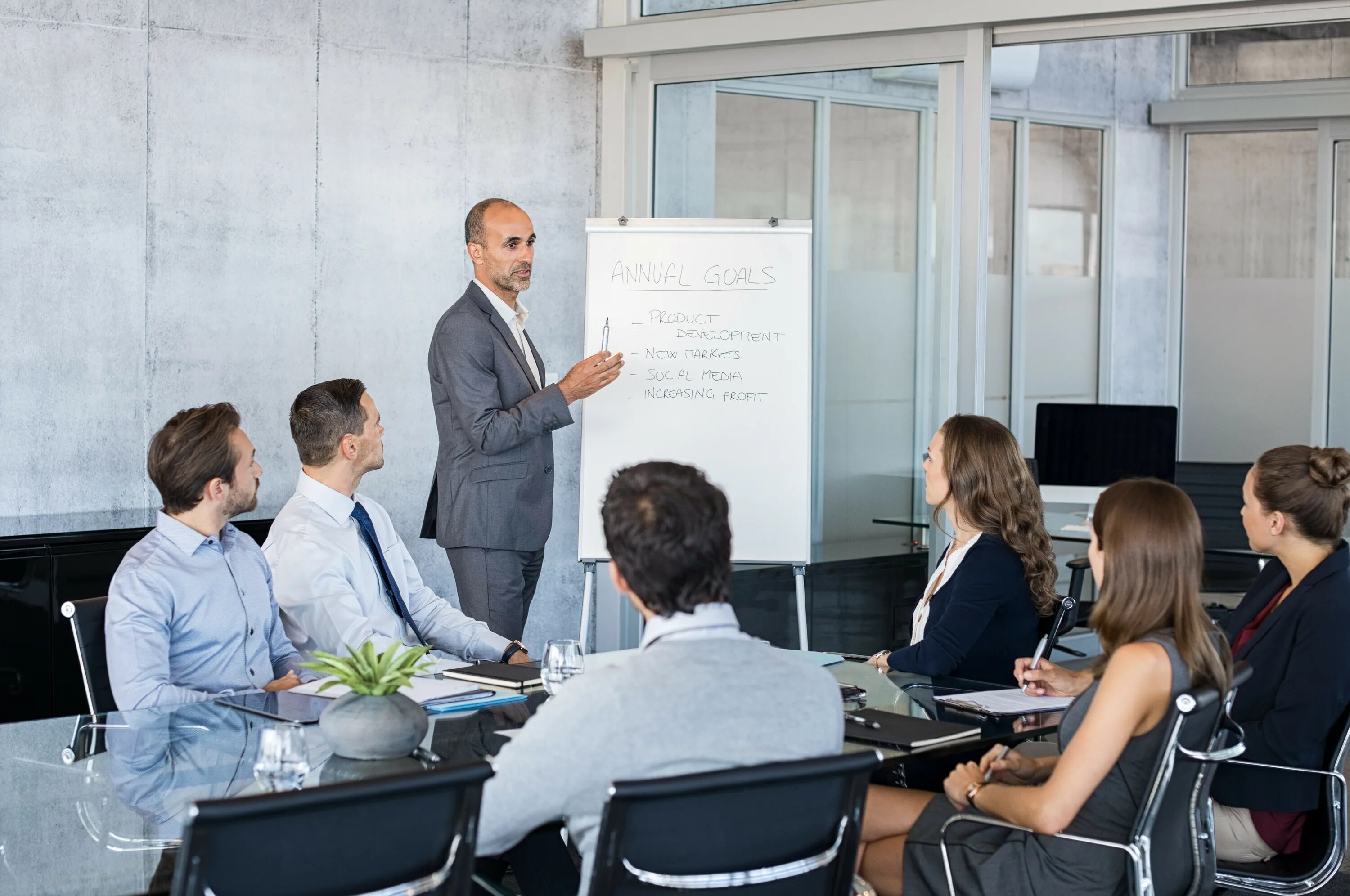 Бизнес тренинг. Брифинг. Брифинг в компании. Брифинг картинки. Holding a meeting