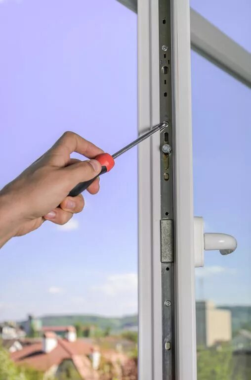 Окно на проветривание. Вскрыть пластиковое окно снаружи. Как вскрыть окно. Вскрываем пластиковое окно. Вскрываем пластиковое окно.
