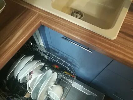 Посудомойка в углу