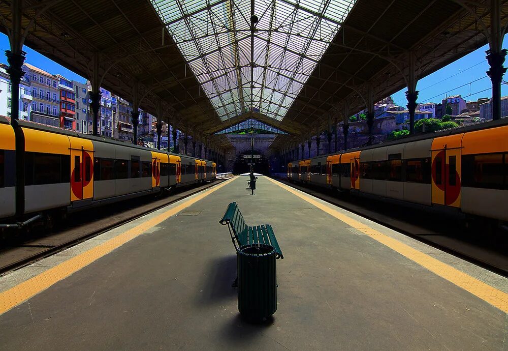 На перроне у вагона только 5 минут. Встреча на перроне. Поезд гиф. Девушка на перроне вокзала. Девушка уезжает.