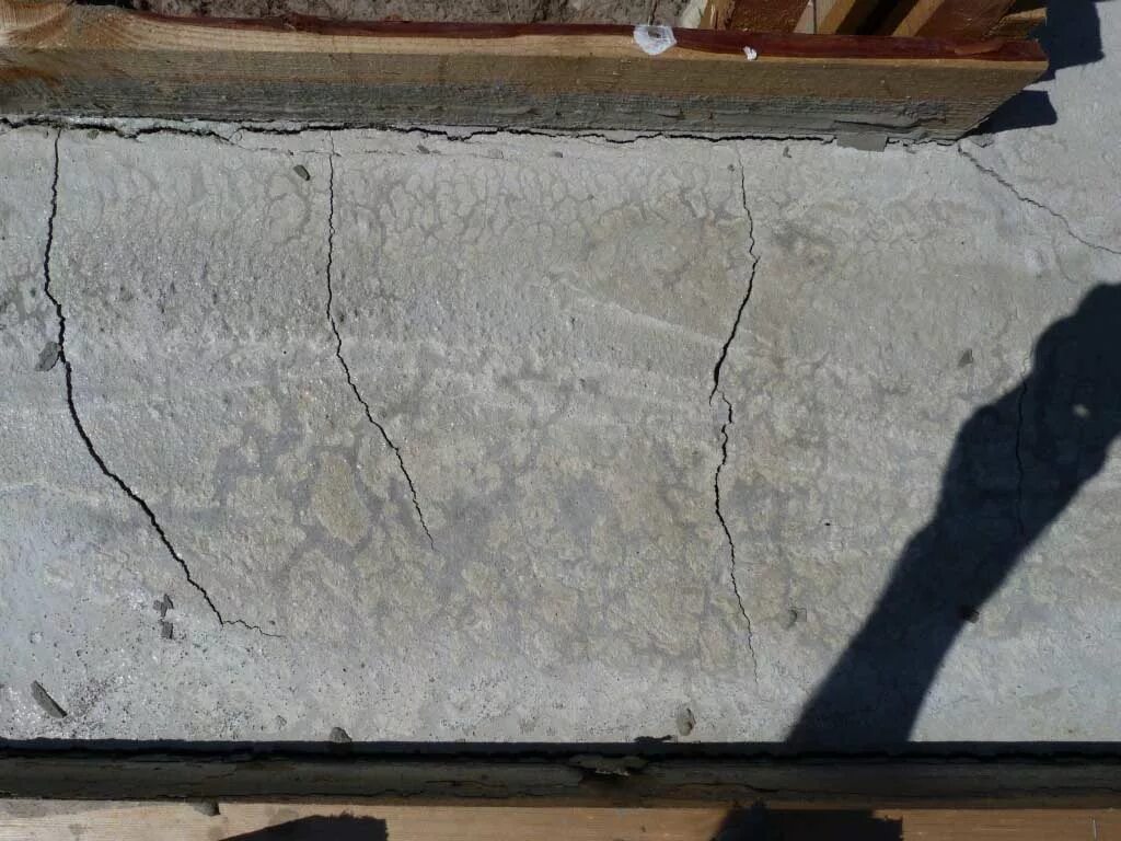 Температурно усадочные трещины. Усадочные трещины в бетоне м 350. Микротрещина в фундаменте. Treshina v Fundamente. Откуда трещина