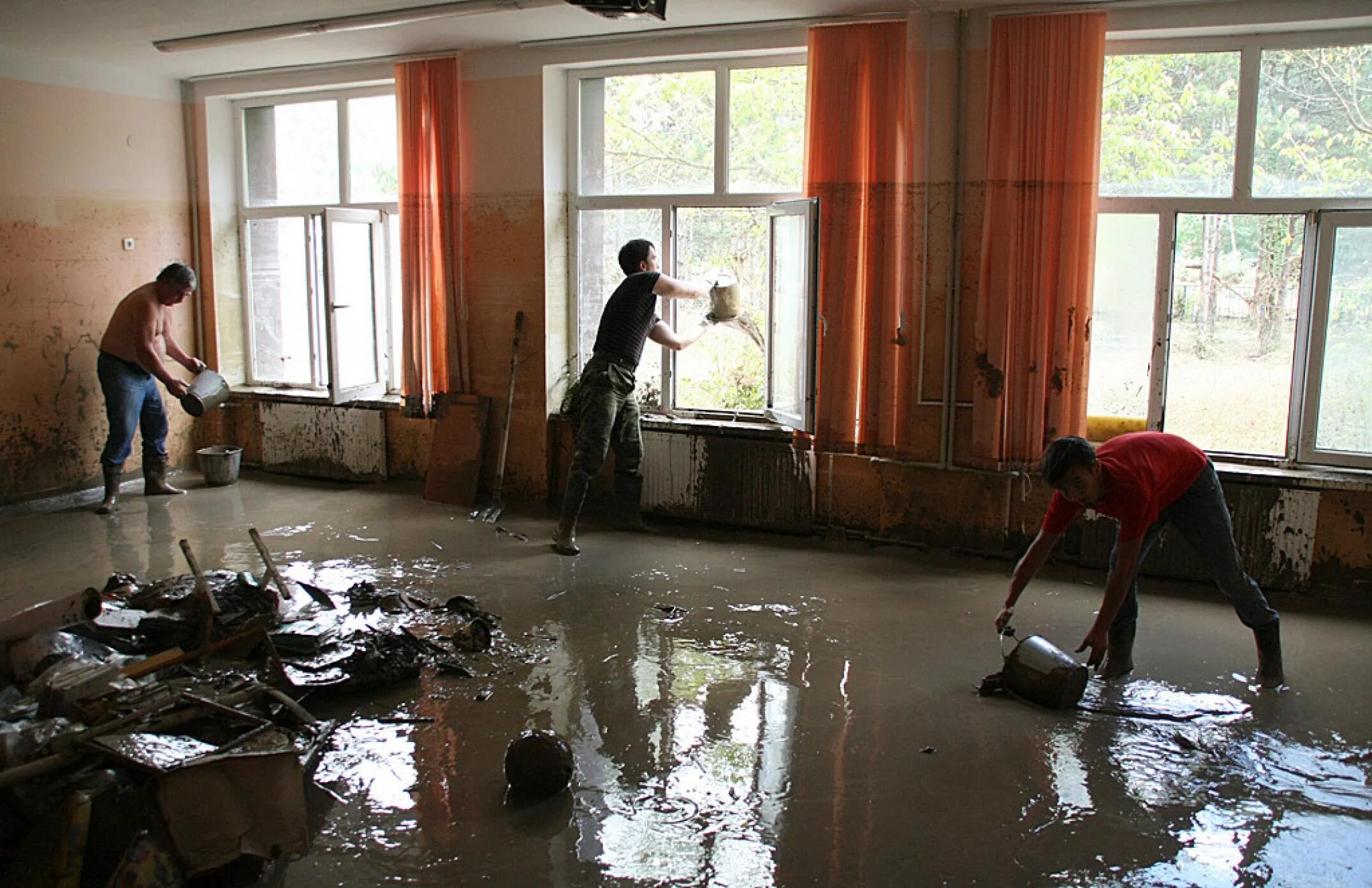 Чем обрабатывать после наводнения. Затопление квартиры. Затопило квартиру. Потоп в квартире. Потоп в здании.