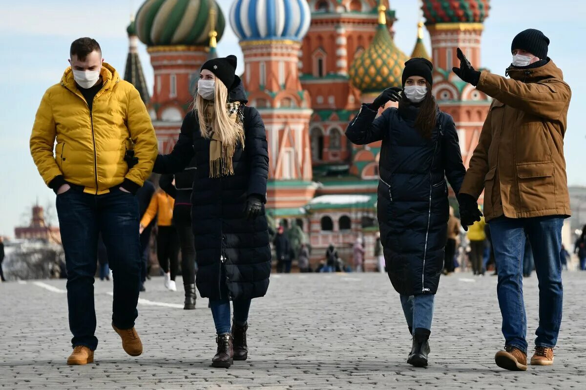 Зовет жить в москву. Люди на улицах Москвы. Люди на улицах Москвы зимой. Москва люди. Люди на улице Россия.