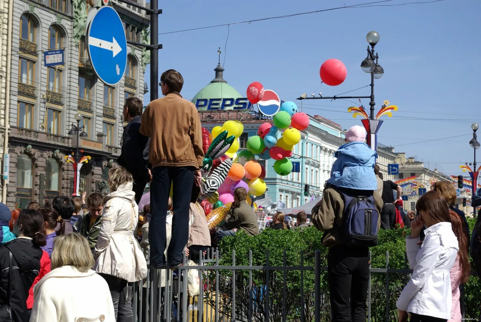 С праздником Петербург. Праздник на Невском проспекте. Санкт-Петербург праздник.