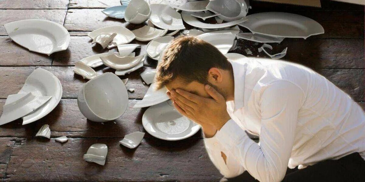 Разбитая тарелка. Разбитая посуда. Разбитые тарелки. Битая посуда в ресторане.