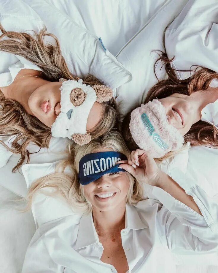 фотосессия в пижаме. фотосессия в стиле пижамной вечеринки. наряд на пижамную вечеринку. идеи фотосессии в пижамах. фотосессия в домашнем стиле.