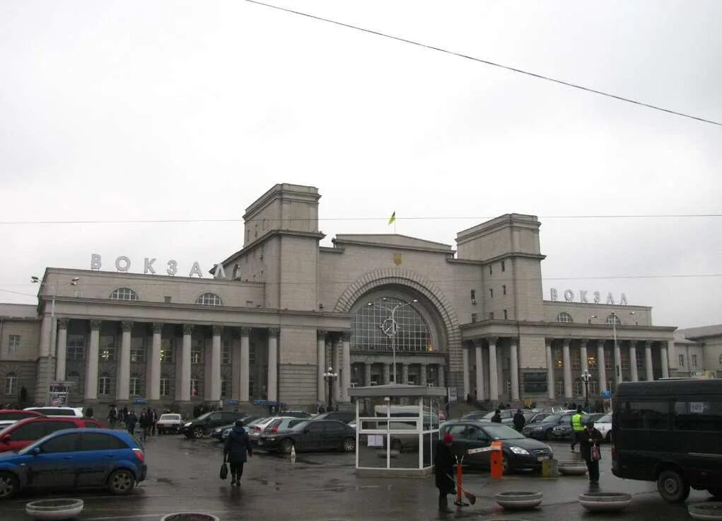 Вокзал днепропетровск. ЖД вокзал Днепропетровск. Днепропетровск Южный вокзал. Железнодорожный вокзал Днепропетровск Пивденный. Вокзал Днепропетровск 1951.