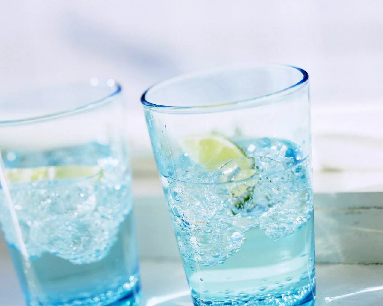 Стакан ч водой. Стакан воды. Шипучка в стакане. Минеральная вода в стакане. Красивые стаканы для воды.