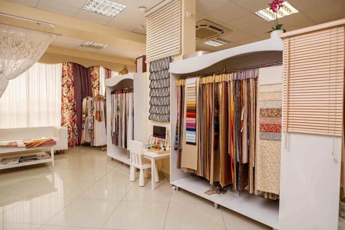 Шоу рум текстиля. Fashion магазин одежды. Витрины тогас. Textile boutique. Модный бутик с платьями.